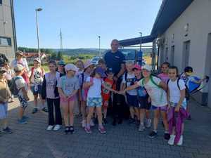 dzieci odwiedziły leską komendę Policji