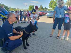 dzieci odwiedziły leską komendę Policji
