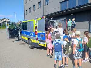 dzieci odwiedziły leską komendę Policji