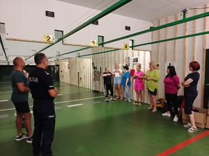 policjanci szkolą pracowników służby zdrowia z technik samoobrony