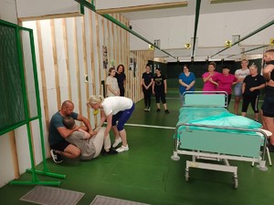 policjanci szkolą pracowników służby zdrowia z technik samoobrony