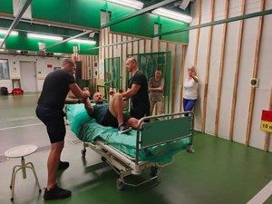 policjanci szkolą pracowników służby zdrowia z technik samoobrony