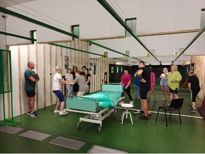 policjanci szkolą pracowników służby zdrowia z technik samoobrony