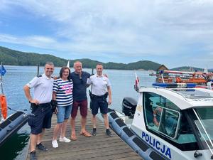 wzięli udział w patrolu policyjną łodzią razem z policjantami
