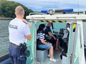 wzięli udział w patrolu policyjną łodzią razem z policjantami