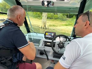 wzięli udział w patrolu policyjną łodzią razem z policjantami