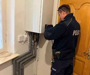 Dzielnicowi z Olszanicy pomogli 91-letniej seniorce naprawić ogrzewanie w domu