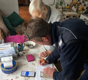 Dzielnicowi z Olszanicy pomogli 91-letniej seniorce naprawić ogrzewanie w domu