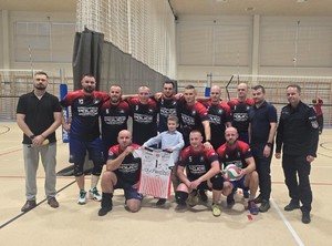 policyjna drużyna na charytatywnym meczu siatkówki