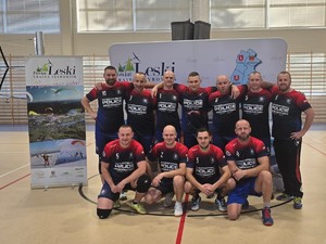 policyjna drużyna na charytatywnym meczu siatkówki