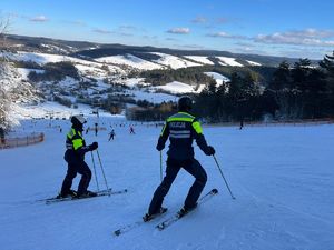 policyjny patrol narciarski w Bieszczadach