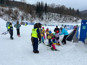 policjanci przypominali narciarzom o bezpieczeństwie na stoku