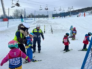 policjanci przypominali narciarzom o bezpieczeństwie na stoku