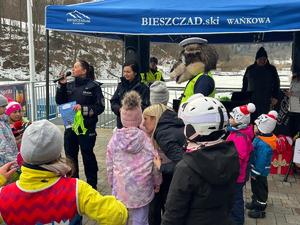 policjanci promują bezpieczeństwo na stoku narciarskim