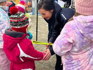 policjanci promują bezpieczeństwo na stoku narciarskim