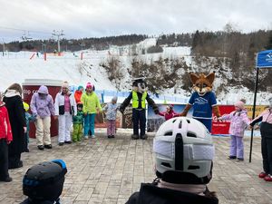 policjanci promują bezpieczeństwo na stoku narciarskim