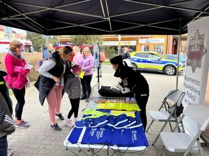 policjanci na policyjnym stoisku podczas biegu ulicznego promują pracę w Policji