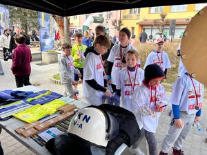 policjanci na policyjnym stoisku podczas biegu ulicznego promują pracę w Policji