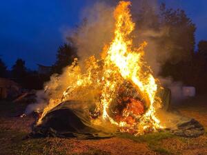 policjanci próbują opanować pożar