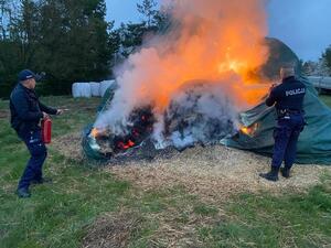 policjanci próbują opanować pożar