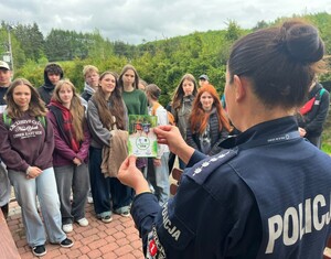 policjanci edukują młodzież na temat bezpiecznego zachowania się na górskich szlakach