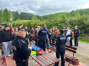 policjanci edukują młodzież na temat bezpiecznego zachowania się na górskich szlakach