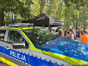 Policjanci w Polańczyku, nad Jeziorem Solińskim, przypominają o zasadach bezpieczeństwa nad wodą