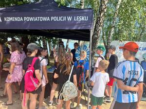 Policjanci w Polańczyku, nad Jeziorem Solińskim, przypominają o zasadach bezpieczeństwa nad wodą