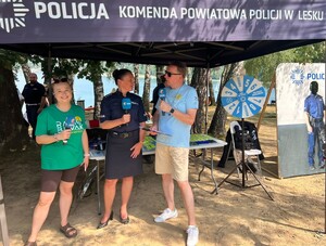 Policjanci w Polańczyku, nad Jeziorem Solińskim, przypominają o zasadach bezpieczeństwa nad wodą
