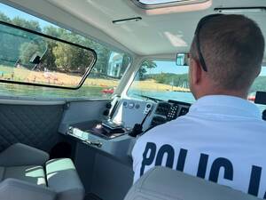 Policjanci w Polańczyku, nad Jeziorem Solińskim, przypominają o zasadach bezpieczeństwa nad wodą