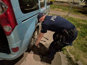 Policjanci wymienili uszkodzone koło. Kobieta mogła bezpiecznie wrócić do domu