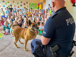 Zdjęcia przedstawiają funkcjonariuszy Komendy Powiatowej Policji w Leżajsku podczas spotkania z dziećmi w przedszkolu. Na zdjęciach znajduje się również policyjny pies "Dżina" i jej przewodnik