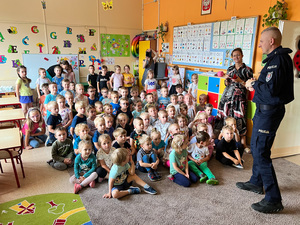 Zdjęcia przedstawiają funkcjonariuszy Komendy Powiatowej Policji w Leżajsku podczas spotkania z dziećmi w przedszkolu. Na zdjęciach znajduje się również policyjny pies "Dżina" i jej przewodnik