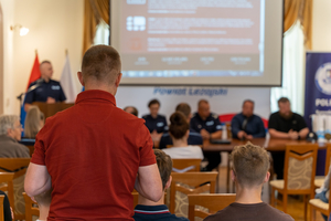 Zdjęcia przedstawiają uczestników debaty społecznej, która odbyła się w dniu 28.06.2023 r. w Muzeum Ziemi Leżajskiej. Uczestnicy znajdują się w sali konferencyjnej.