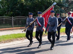 Zdjęcia przedstawiają przebieg dwudziestej czwartej Pielgrzymki Służb Mundurowych w Leżajsku. Na fotografiach widać pielgrzymujących mundurowych i funkcjonariuszy Policji zabezpieczających przemarsz.