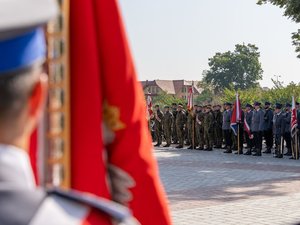 Zdjęcia przedstawiają przebieg dwudziestej czwartej Pielgrzymki Służb Mundurowych w Leżajsku. Na fotografiach widać pielgrzymujących mundurowych i funkcjonariuszy Policji zabezpieczających przemarsz.