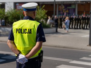 Zdjęcia przedstawiają przebieg dwudziestej czwartej Pielgrzymki Służb Mundurowych w Leżajsku. Na fotografiach widać pielgrzymujących mundurowych i funkcjonariuszy Policji zabezpieczających przemarsz.