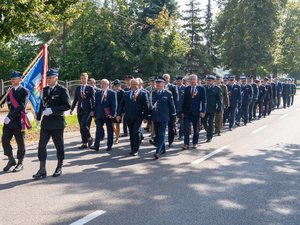 Zdjęcia przedstawiają przebieg dwudziestej czwartej Pielgrzymki Służb Mundurowych w Leżajsku. Na fotografiach widać pielgrzymujących mundurowych i funkcjonariuszy Policji zabezpieczających przemarsz.