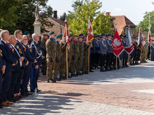 Zdjęcia przedstawiają przebieg dwudziestej czwartej Pielgrzymki Służb Mundurowych w Leżajsku. Na fotografiach widać pielgrzymujących mundurowych i funkcjonariuszy Policji zabezpieczających przemarsz.