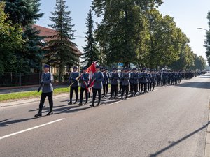 Zdjęcia przedstawiają przebieg dwudziestej czwartej Pielgrzymki Służb Mundurowych w Leżajsku. Na fotografiach widać pielgrzymujących mundurowych i funkcjonariuszy Policji zabezpieczających przemarsz.