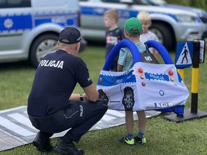 Zdjęcia przedstawiają zajęcia z dziećmi ze szkół w Hucisku oraz Dębnie, przeprowadzane przez funkcjonariuszy z Komendy Powiatowej Policji w Leżajsku. Do zajęć wykorzystano &quot;Miasteczko Umiejętności Drogowych&quot;.