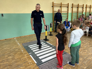 Zdjęcia przedstawiają policjantów z Komendy Powiatowej Policji w Leżajsku podczas prowadzenia zajęć profilaktycznych dla dzieci z przedszkoli i szkół podstawowych zlokalizowanych na terenie powiatu leżajskiego.