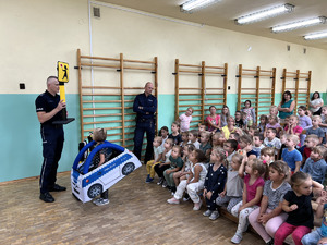 Zdjęcia przedstawiają policjantów z Komendy Powiatowej Policji w Leżajsku podczas prowadzenia zajęć profilaktycznych dla dzieci z przedszkoli i szkół podstawowych zlokalizowanych na terenie powiatu leżajskiego.