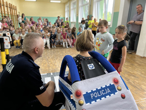 Zdjęcia przedstawiają policjantów z Komendy Powiatowej Policji w Leżajsku podczas prowadzenia zajęć profilaktycznych dla dzieci z przedszkoli i szkół podstawowych zlokalizowanych na terenie powiatu leżajskiego.