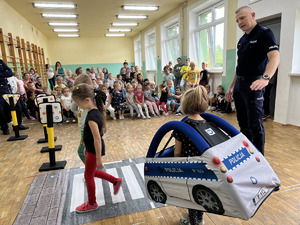 Zdjęcia przedstawiają policjantów z Komendy Powiatowej Policji w Leżajsku podczas prowadzenia zajęć profilaktycznych dla dzieci z przedszkoli i szkół podstawowych zlokalizowanych na terenie powiatu leżajskiego.