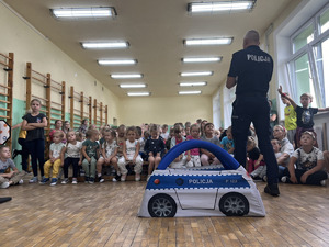 Zdjęcia przedstawiają policjantów z Komendy Powiatowej Policji w Leżajsku podczas prowadzenia zajęć profilaktycznych dla dzieci z przedszkoli i szkół podstawowych zlokalizowanych na terenie powiatu leżajskiego.