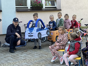 Zdjęcia przedstawiają policjantów z Komendy Powiatowej Policji w Leżajsku podczas prowadzenia zajęć profilaktycznych dla dzieci z przedszkoli i szkół podstawowych zlokalizowanych na terenie powiatu leżajskiego.