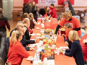 Zdjęcie przedstawia wolontariuszy Szlachetnej Paczki oraz umundurowanych funkcjonariuszy Policji. Zdjęcia przedstawiają proces pakowania paczek oraz moment przekazania ich do magazynu Szlachetnej Paczki w Leżajsku.