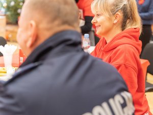 Zdjęcie przedstawia wolontariuszy Szlachetnej Paczki oraz umundurowanych funkcjonariuszy Policji. Zdjęcia przedstawiają proces pakowania paczek oraz moment przekazania ich do magazynu Szlachetnej Paczki w Leżajsku.