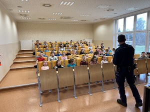Na zdjęciu widoczni są uczestnicy spotkania z policjantami leżajskiej komendy. Zdjęcie zrobione w budynku szkoły.